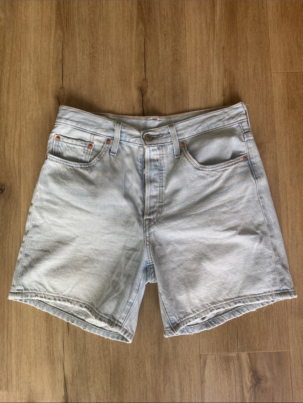 Levi’s light wash denim shorts women’s 28